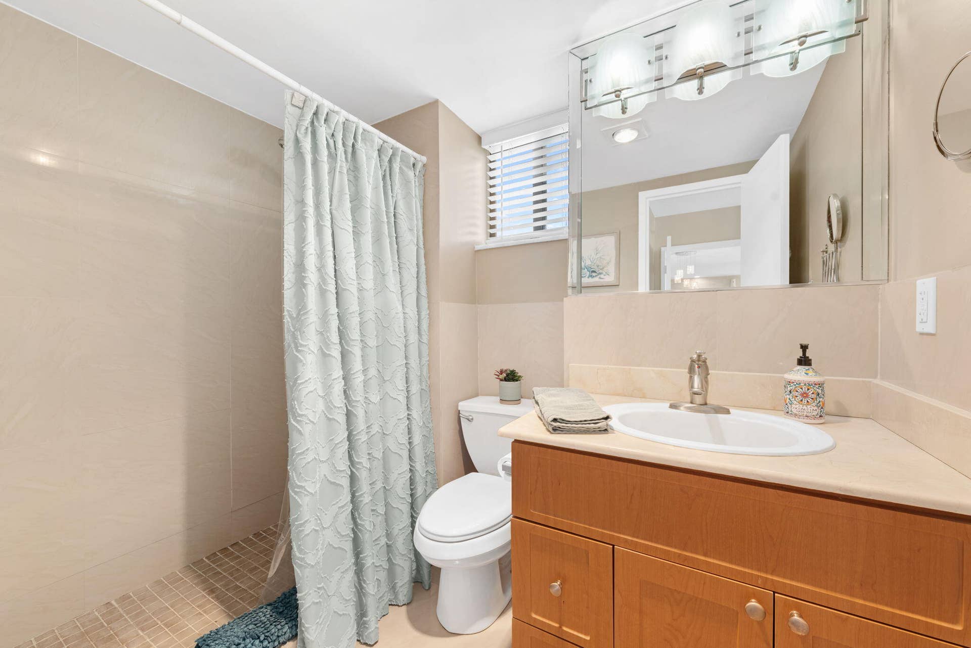 301 GOLDEN ISLES Drive, #401, Hallandale Beach, FL 33009 3-web-or-mls-_BWP0368