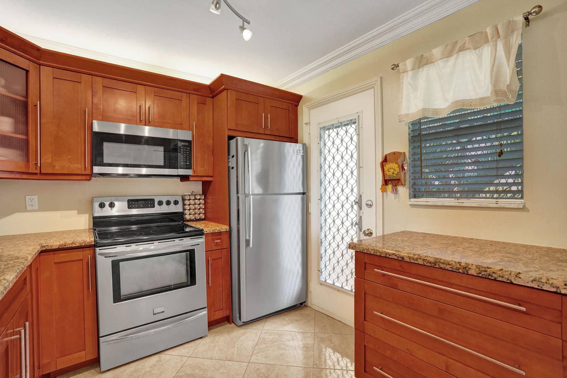 202 SE 10TH Street, #203, Dania Beach, FL 33004 Kitchen 2