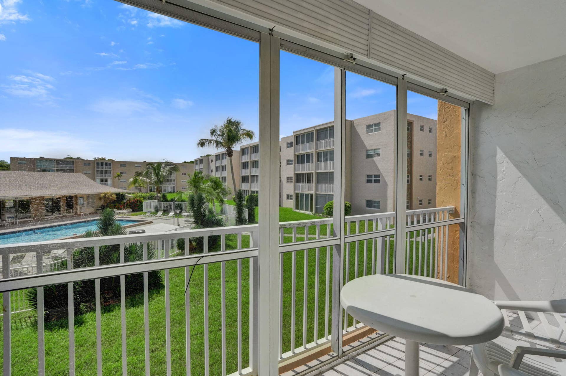 202 SE 10TH Street, #203, Dania Beach, FL 33004 Patio view