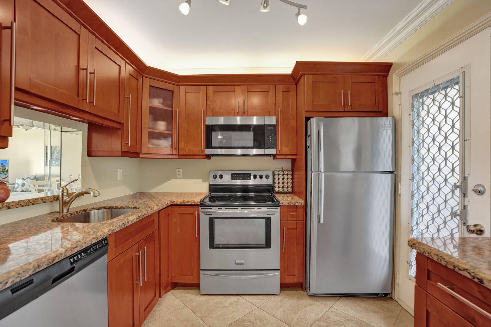 202 SE 10TH Street, #203, Dania Beach, FL 33004 Kitchen 3