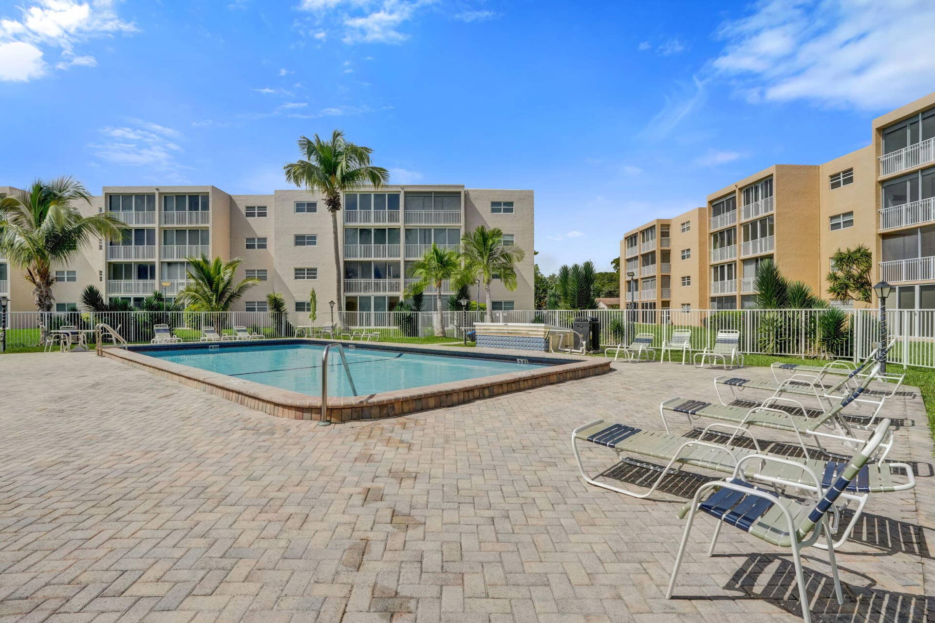 202 SE 10TH Street, #203, Dania Beach, FL 33004 Pool view