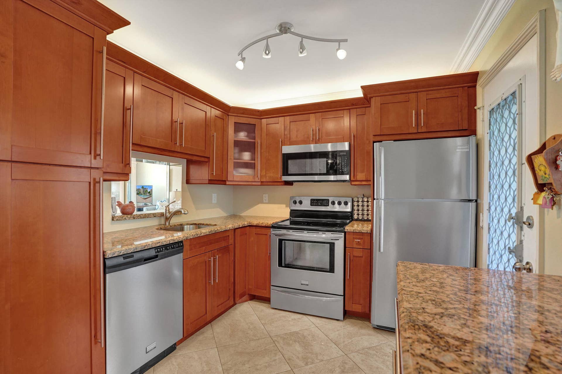 202 SE 10TH Street, #203, Dania Beach, FL 33004 Kitchen