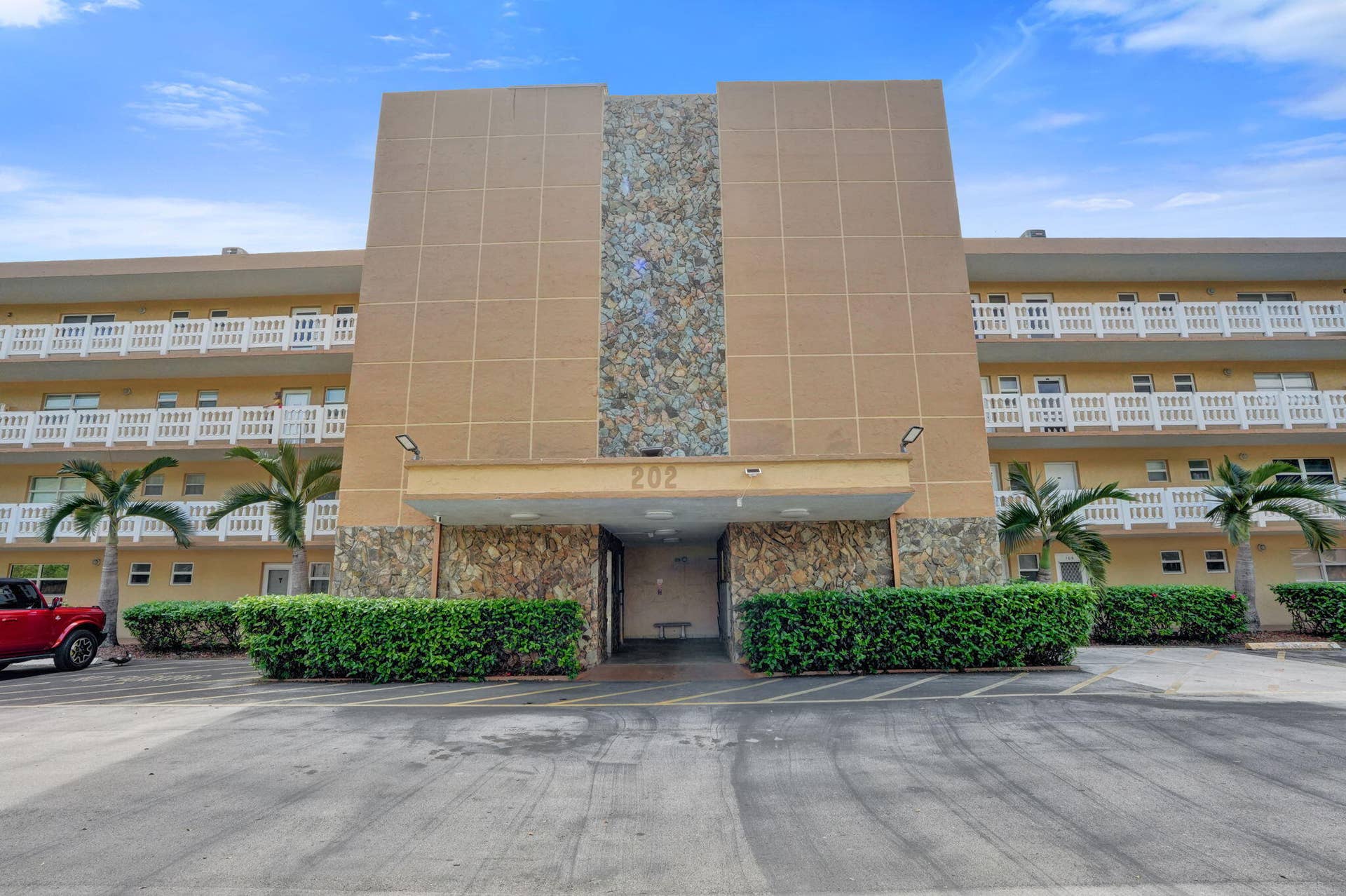 202 SE 10TH Street, #203, Dania Beach, FL 33004 Building view