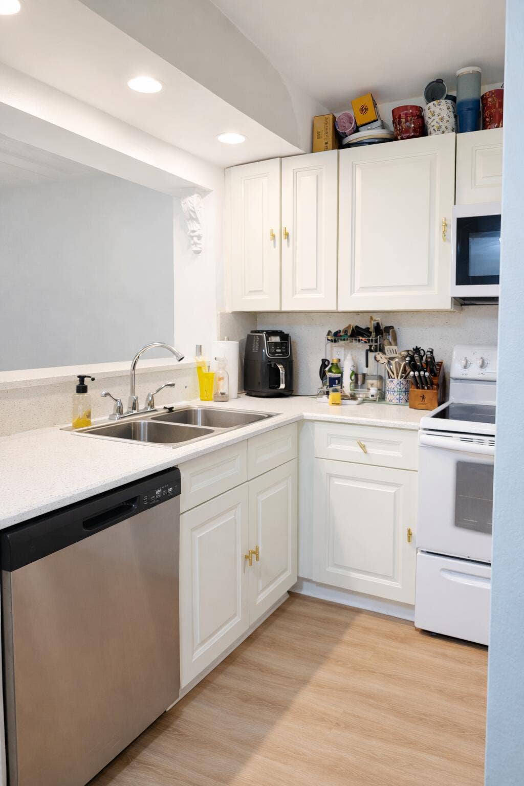 110 LAKE EMERALD Drive, #103, Oakland Park, FL 33309 Kitchen:Sink