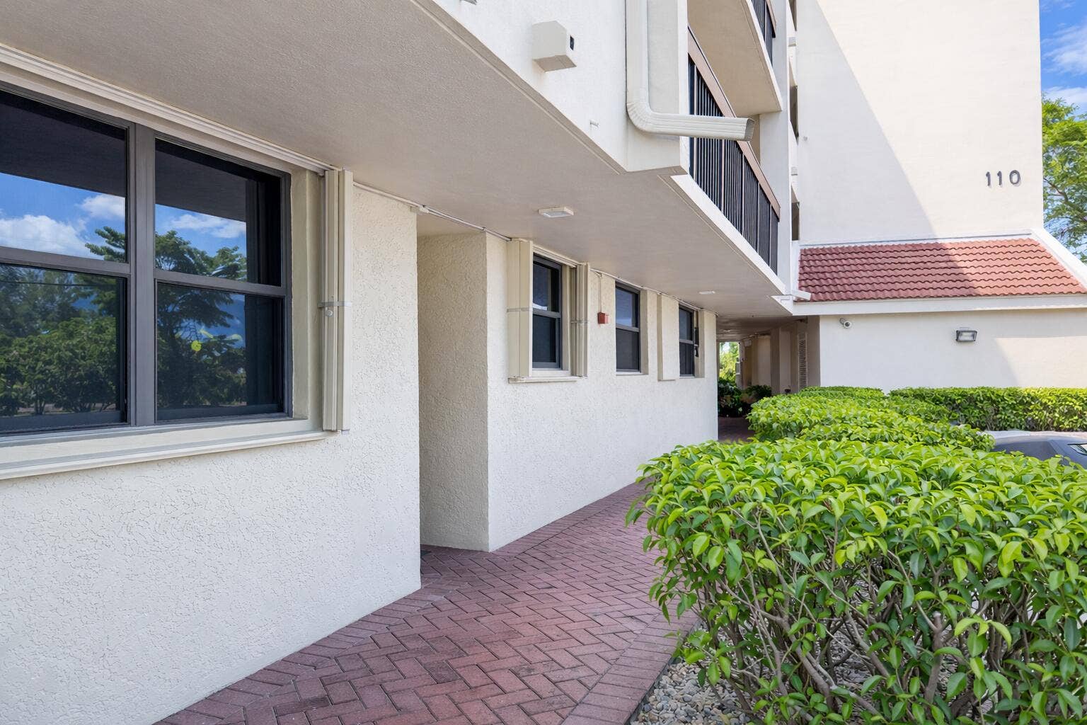 110 LAKE EMERALD Drive, #103, Oakland Park, FL 33309 Front
