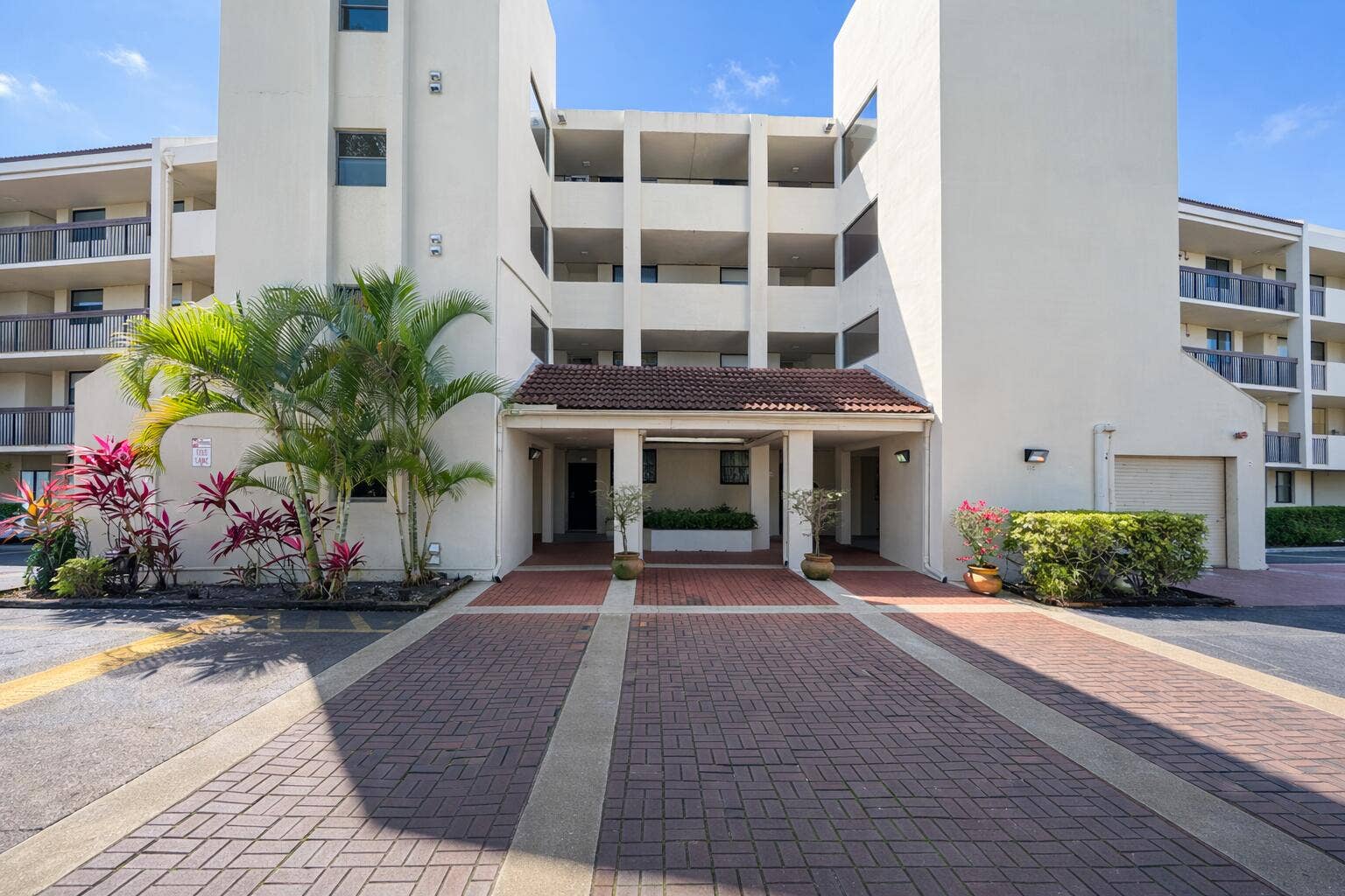 110 LAKE EMERALD Drive, #103, Oakland Park, FL 33309 110 Front