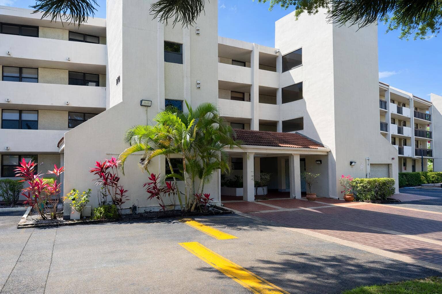 110 LAKE EMERALD Drive, #103, Oakland Park, FL 33309 110 Bldg Front