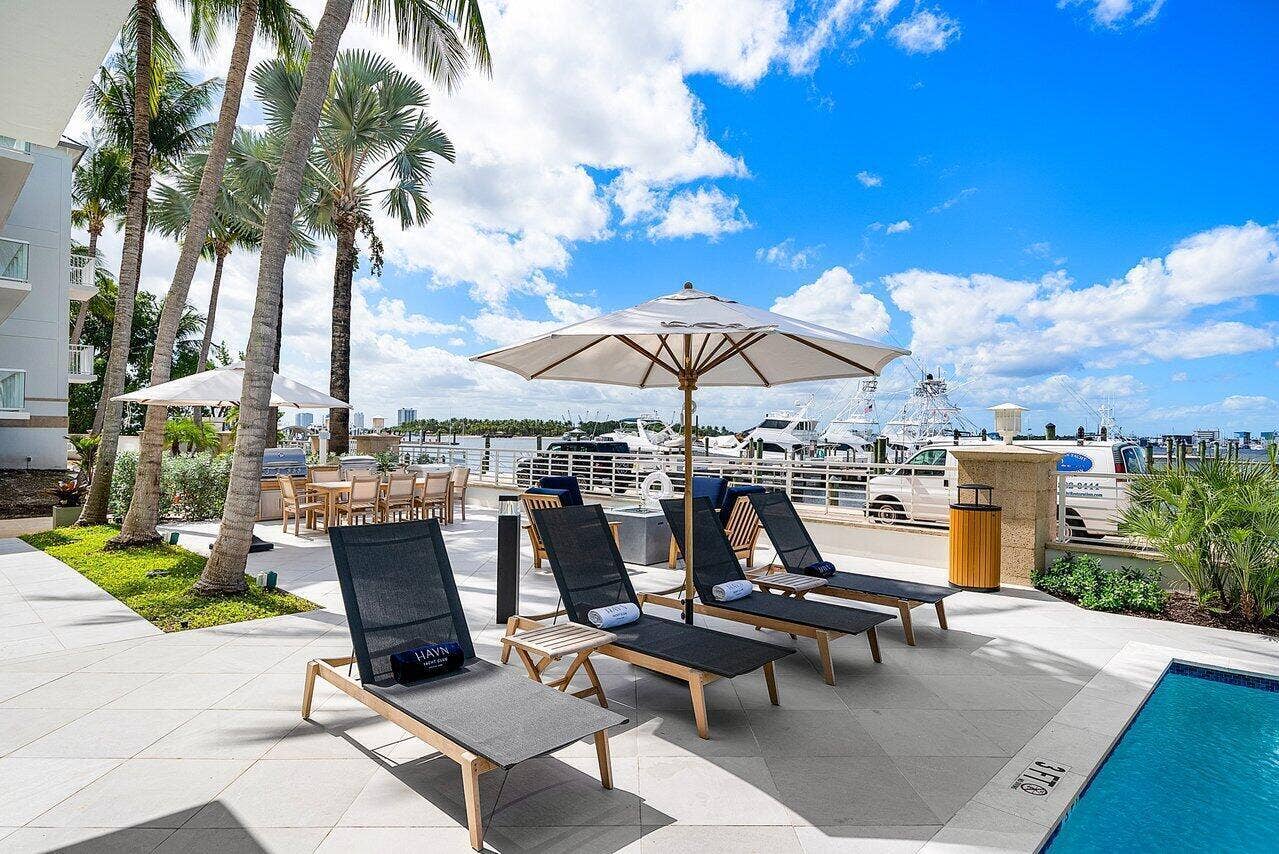 184 Lake Drive, #4201, Palm Beach Shores, FL 33404 The location completes the picture: close to the Palm Beach Inlet, Peanut Island, Sailfish Marina, beaches, restaurants and everything that makes the Palm Beach lifestyle so special.
