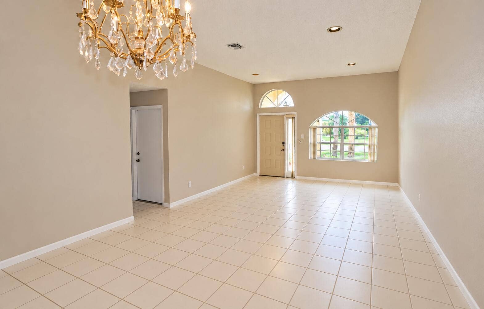 2546 COUNTRY GOLF Drive, Wellington, FL 33414 Living Room / Dining Room
