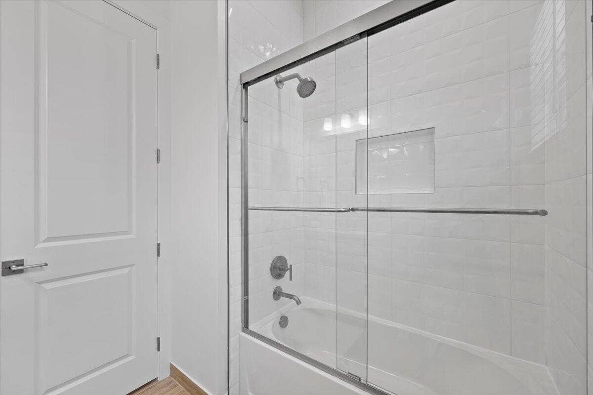 Tub/Shower Combo in Bathroom 2
