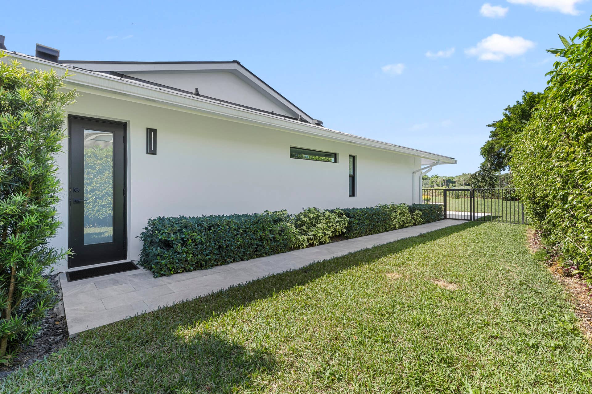 612 PINE LAKE Drive, Delray Beach, FL 33445 Cabana Bath Walkway