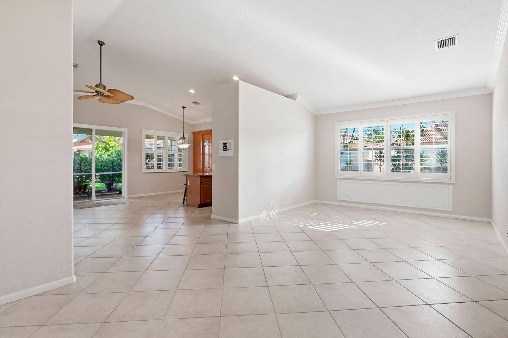 9299 Sapphire Cove Drive, West Palm Beach, FL 33411 Living-Kitchen