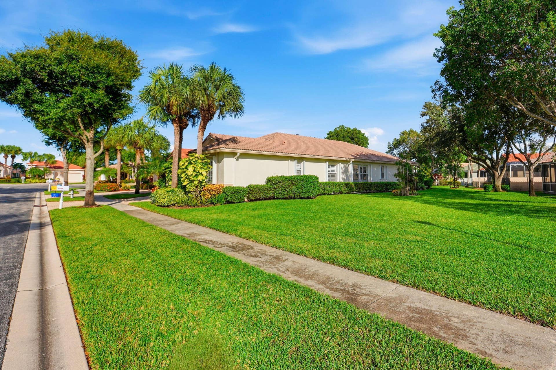 9299 Sapphire Cove Drive, West Palm Beach, FL 33411 Side yard