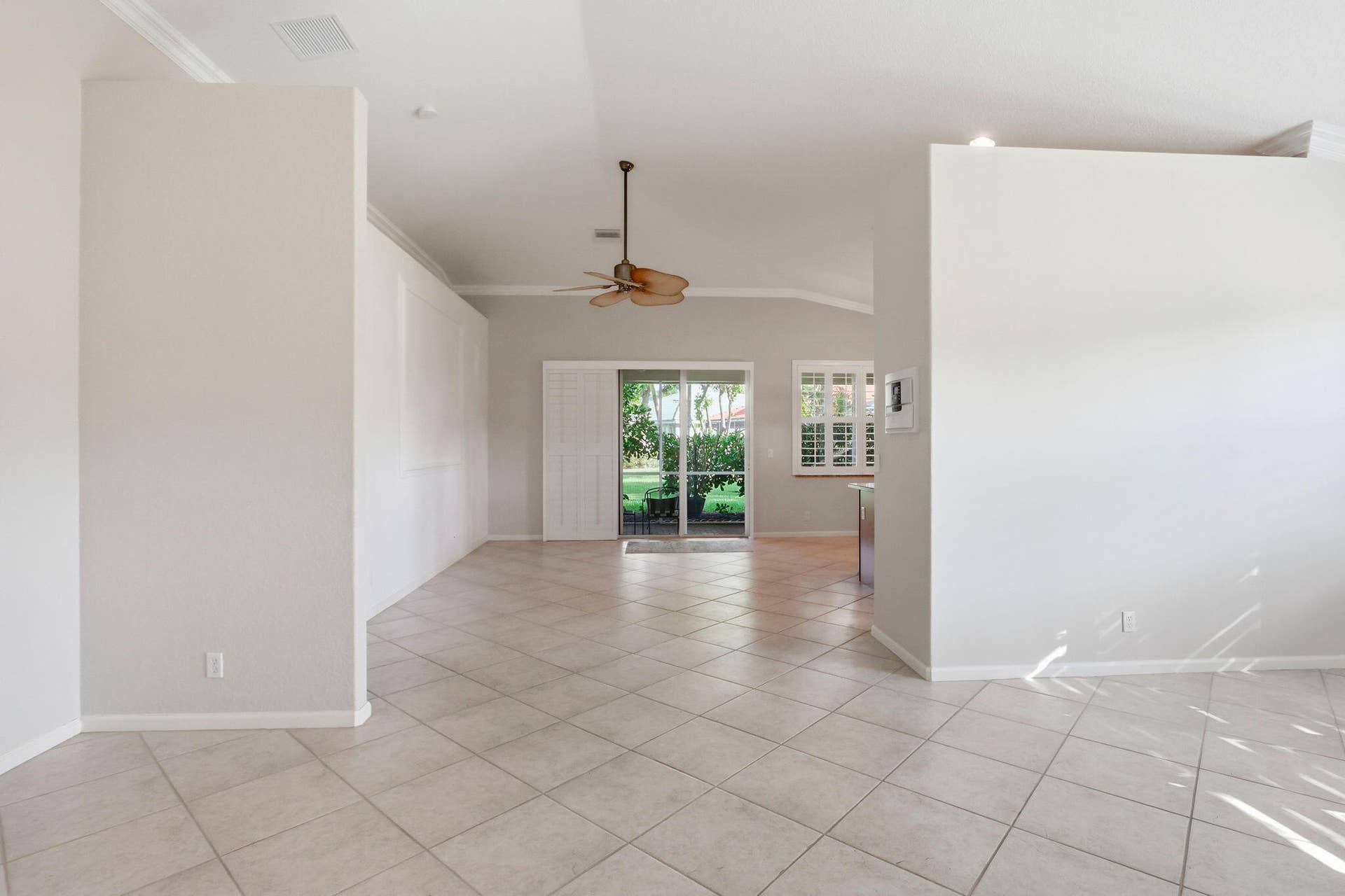 9299 Sapphire Cove Drive, West Palm Beach, FL 33411 Living area