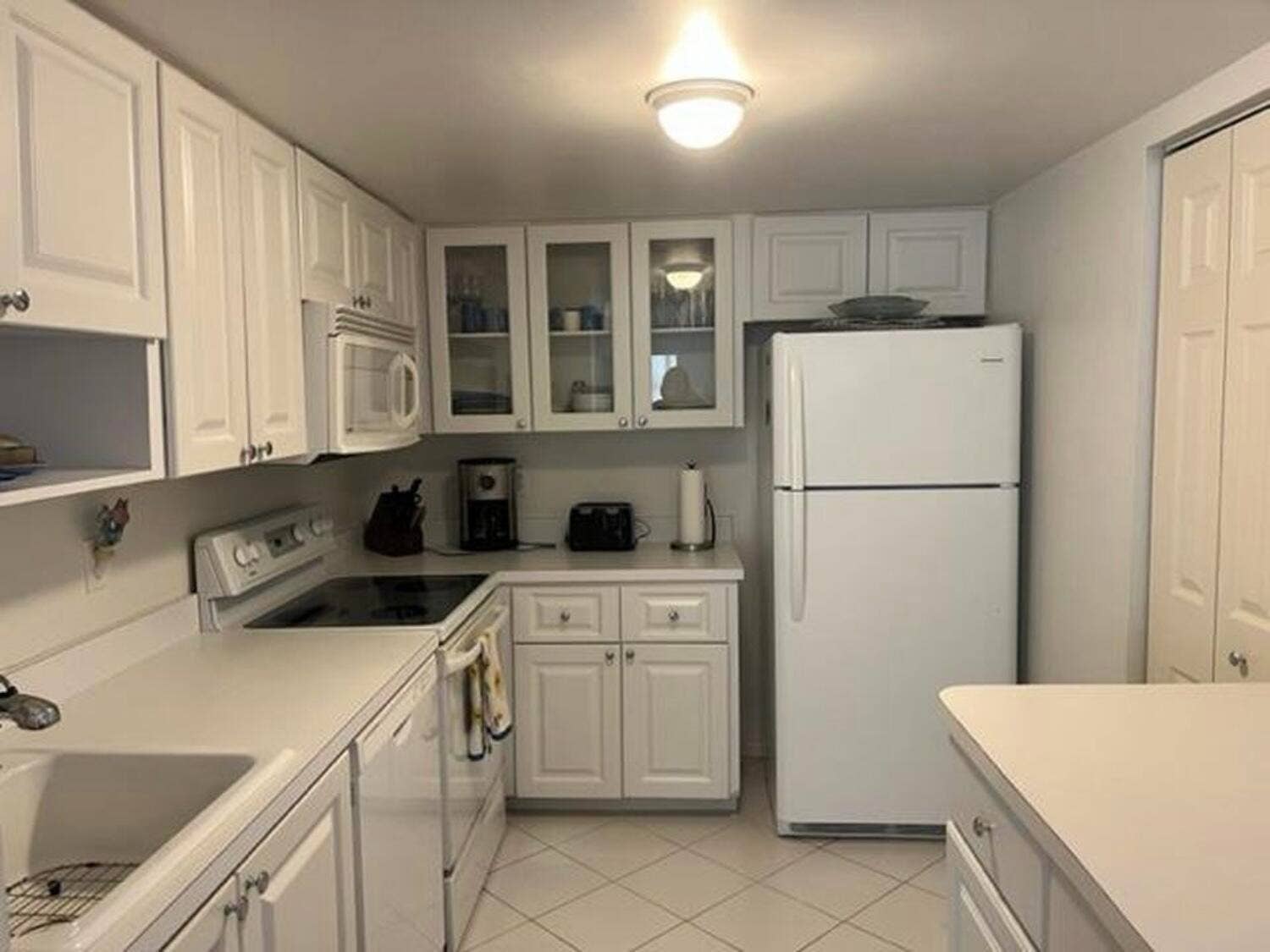 2800 N Ocean Drive, Riviera Beach, FL 33404 kitchen1