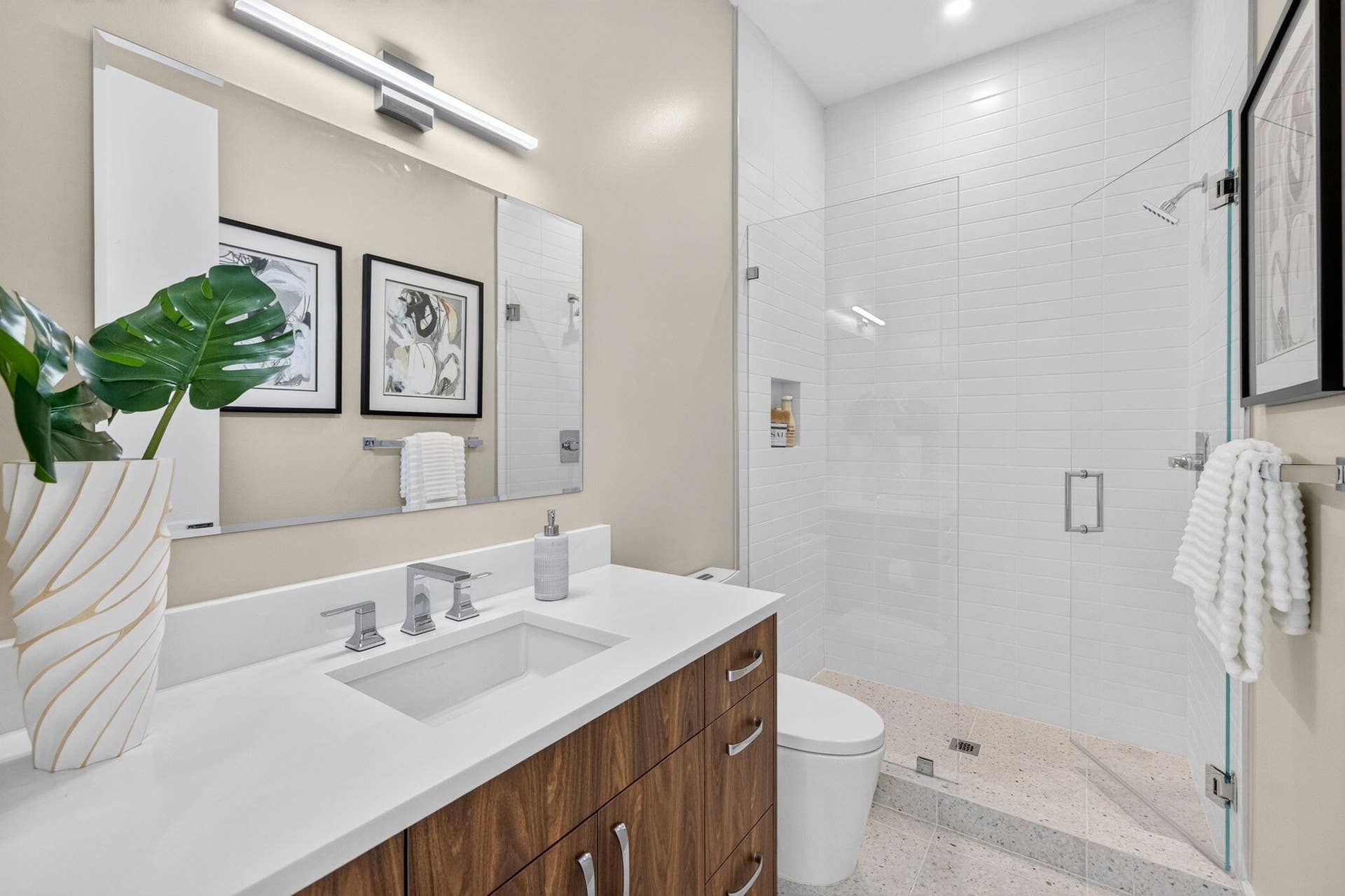 1781 NE 18TH Street, Fort Lauderdale, FL 33305 Guest Bathroom