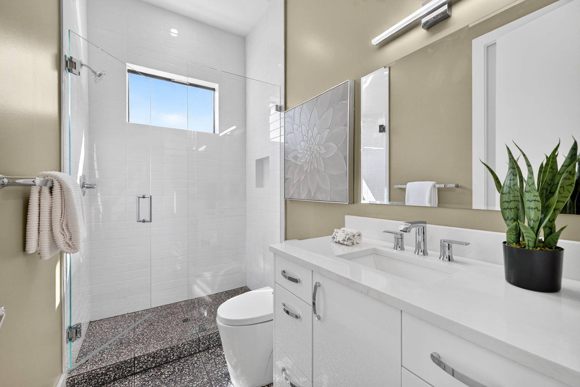 1781 NE 18TH Street, Fort Lauderdale, FL 33305 Guest Bathroom