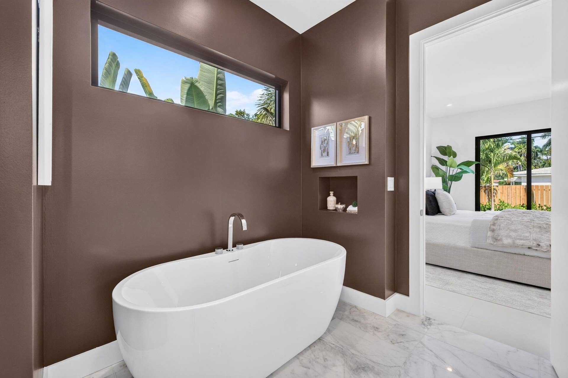 1781 NE 18TH Street, Fort Lauderdale, FL 33305 Primary Soaking Tub with TV Hookup