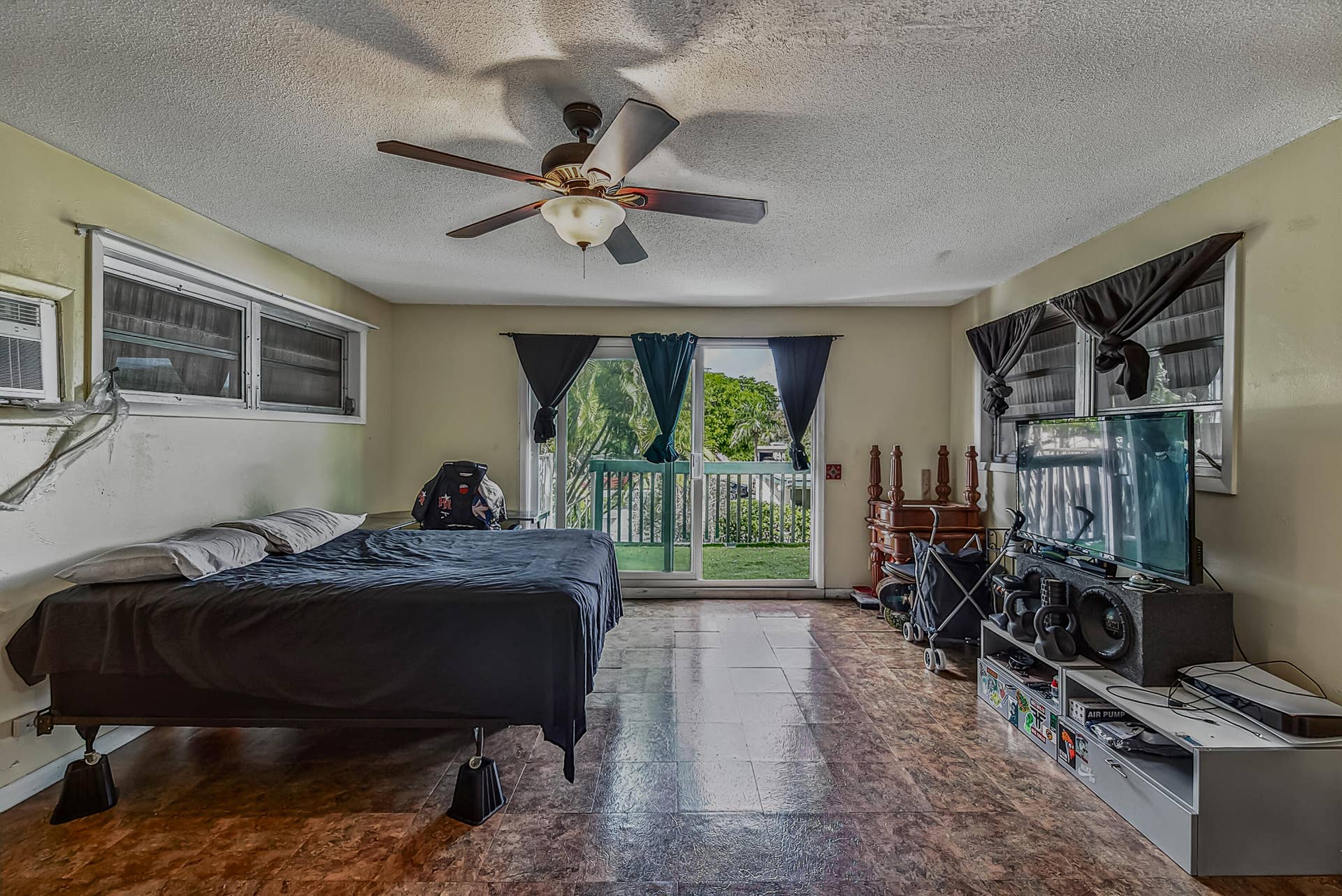116 NE 22nd Street, Wilton Manors, FL 33305 2nd floor studio room