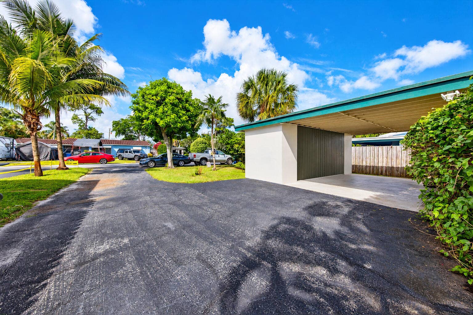 116 NE 22nd Street, Wilton Manors, FL 33305 Carport - washer / dryer