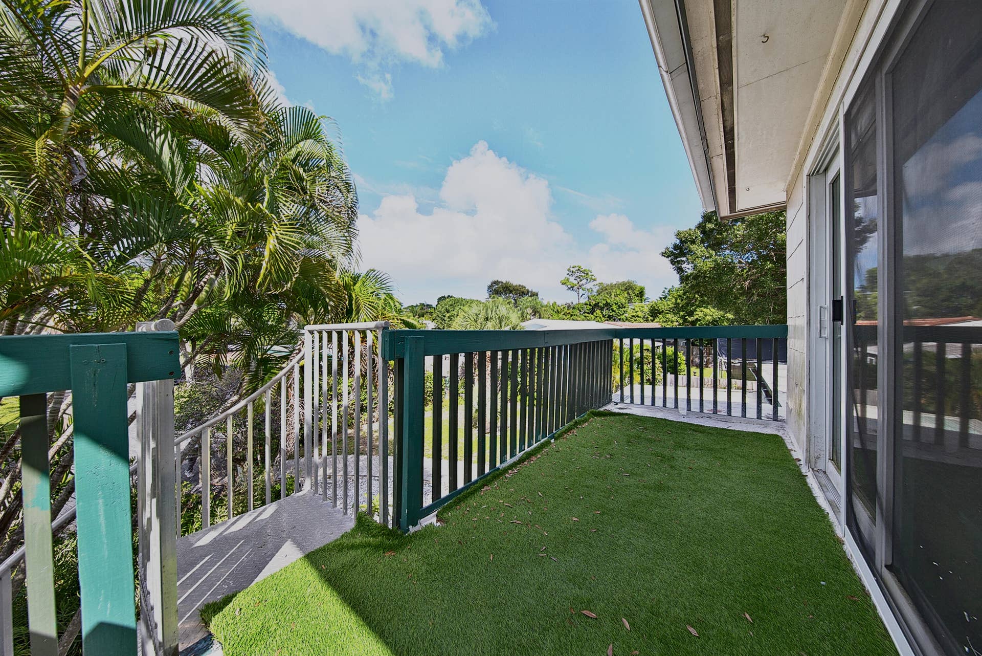 116 NE 22nd Street, Wilton Manors, FL 33305 2nd floor entry to Studio