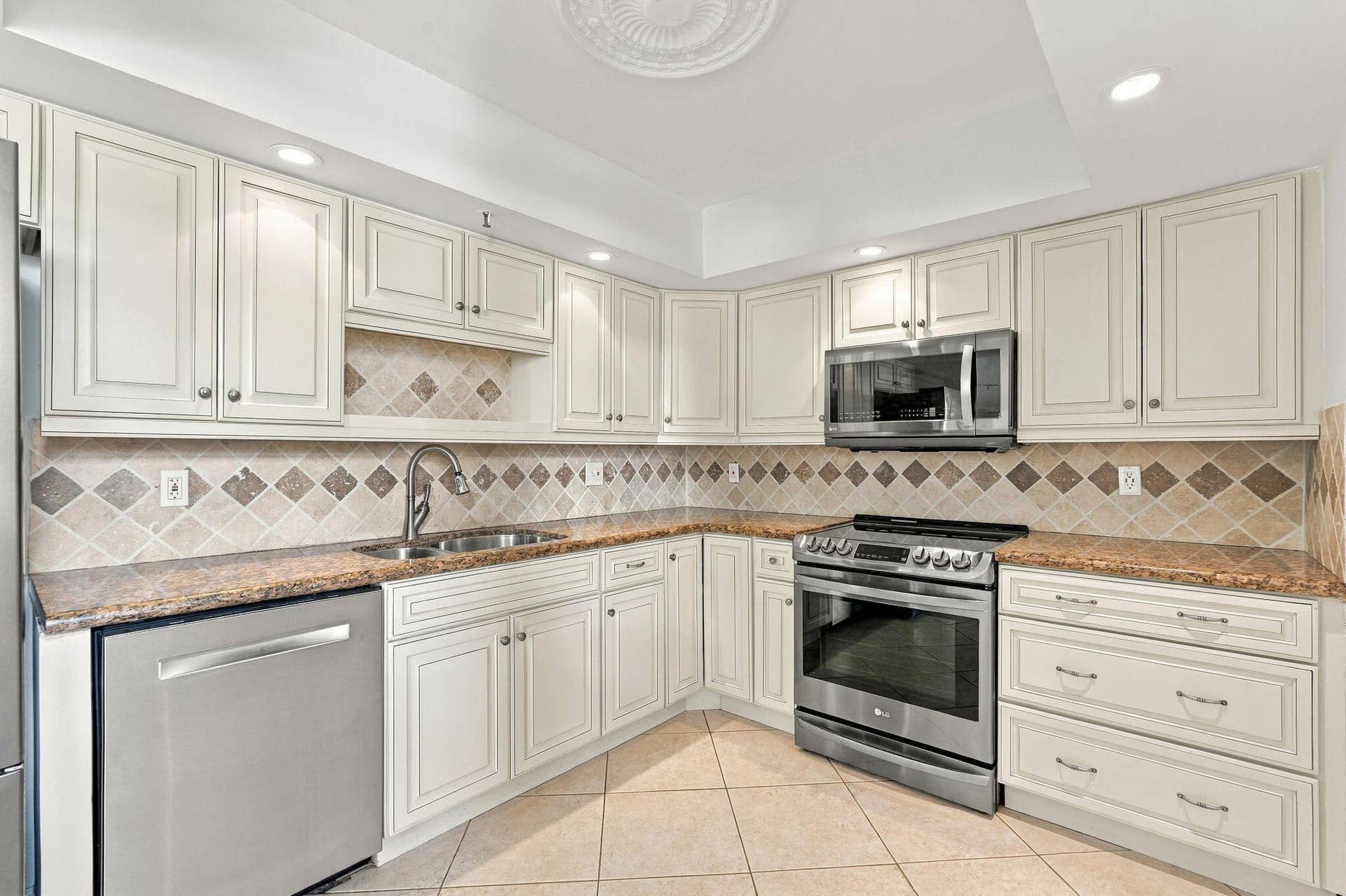 8200 Lakeshore Drive, #2020, Hypoluxo, FL 33462 kitchen