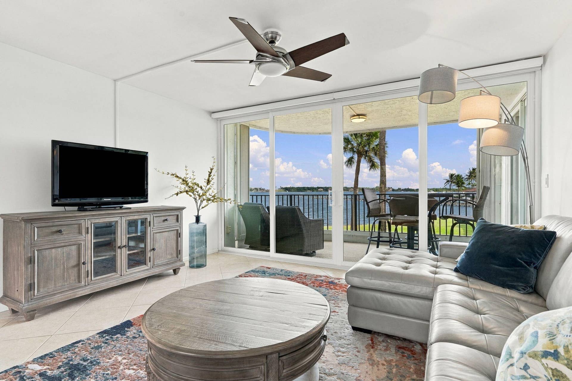 8200 Lakeshore Drive, #2020, Hypoluxo, FL 33462 livingroomtooutdoorviewscontender