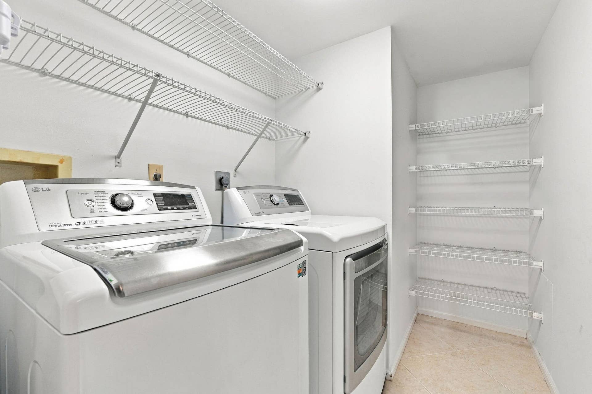 8200 Lakeshore Drive, #2020, Hypoluxo, FL 33462 laundryroom