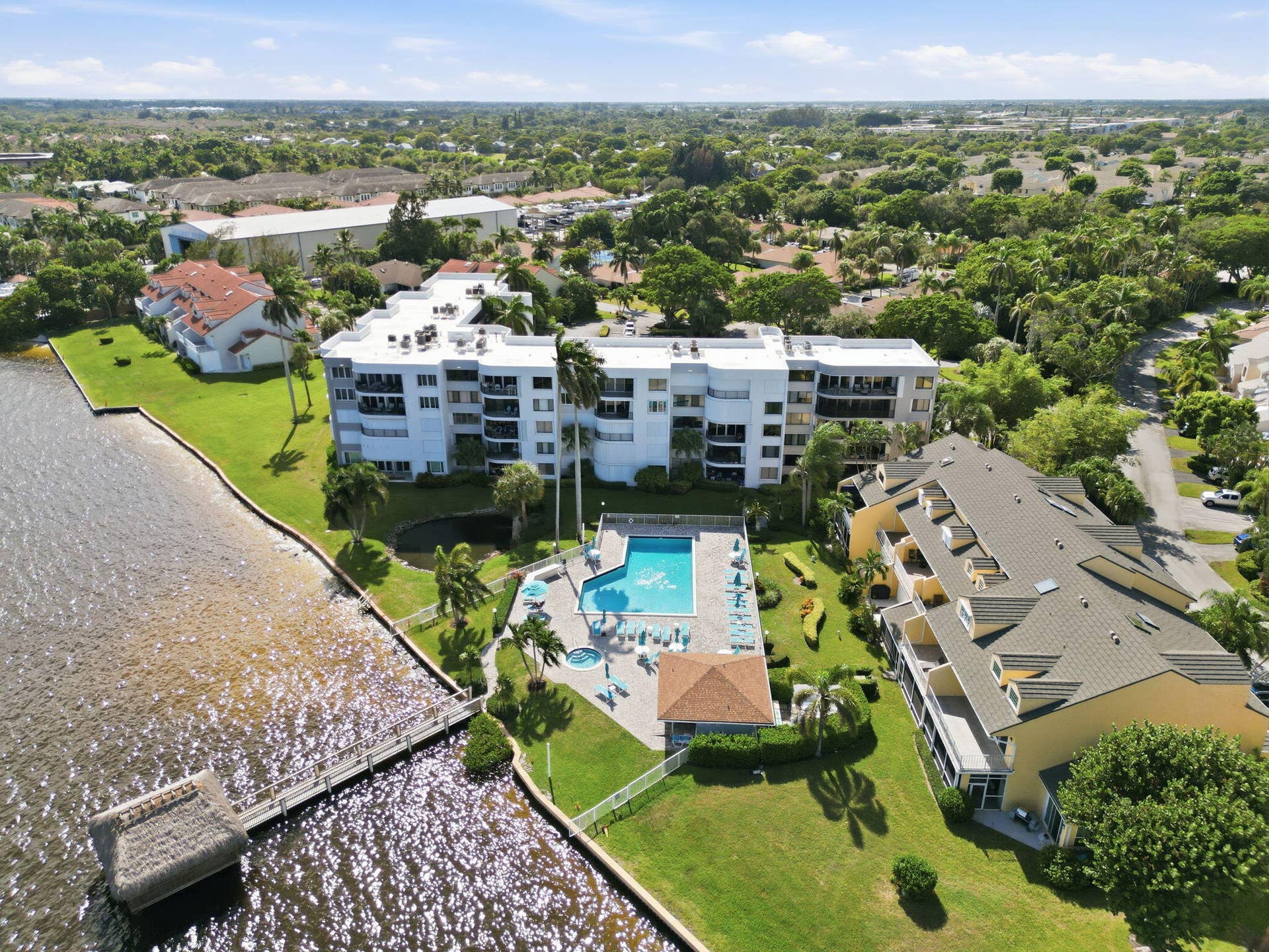 8200 Lakeshore Drive, #2020, Hypoluxo, FL 33462 droneofbuildingfacingsouth