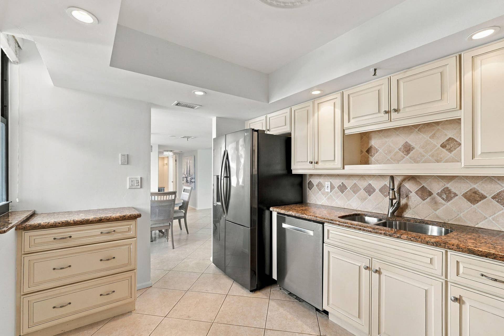 8200 Lakeshore Drive, #2020, Hypoluxo, FL 33462 kitchenfacingdiningarea