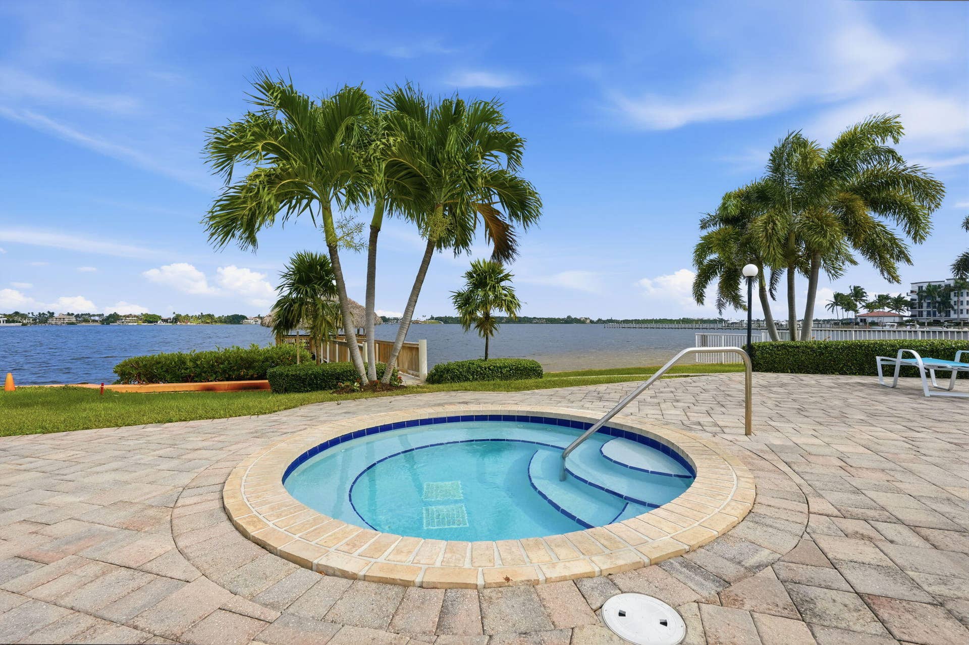 8200 Lakeshore Drive, #2020, Hypoluxo, FL 33462 jacuzzi