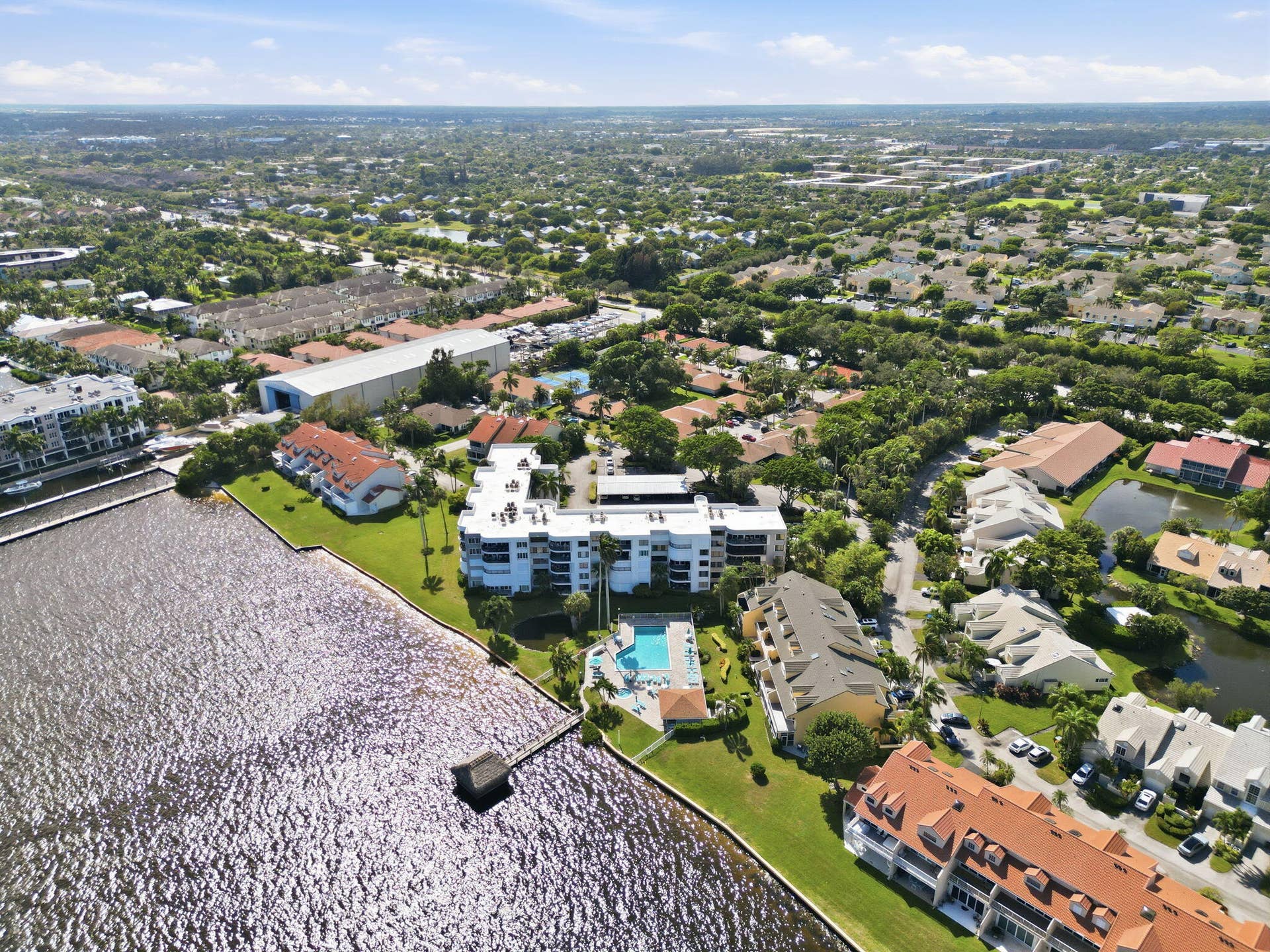 8200 Lakeshore Drive, #2020, Hypoluxo, FL 33462 droneofareafacingsouth