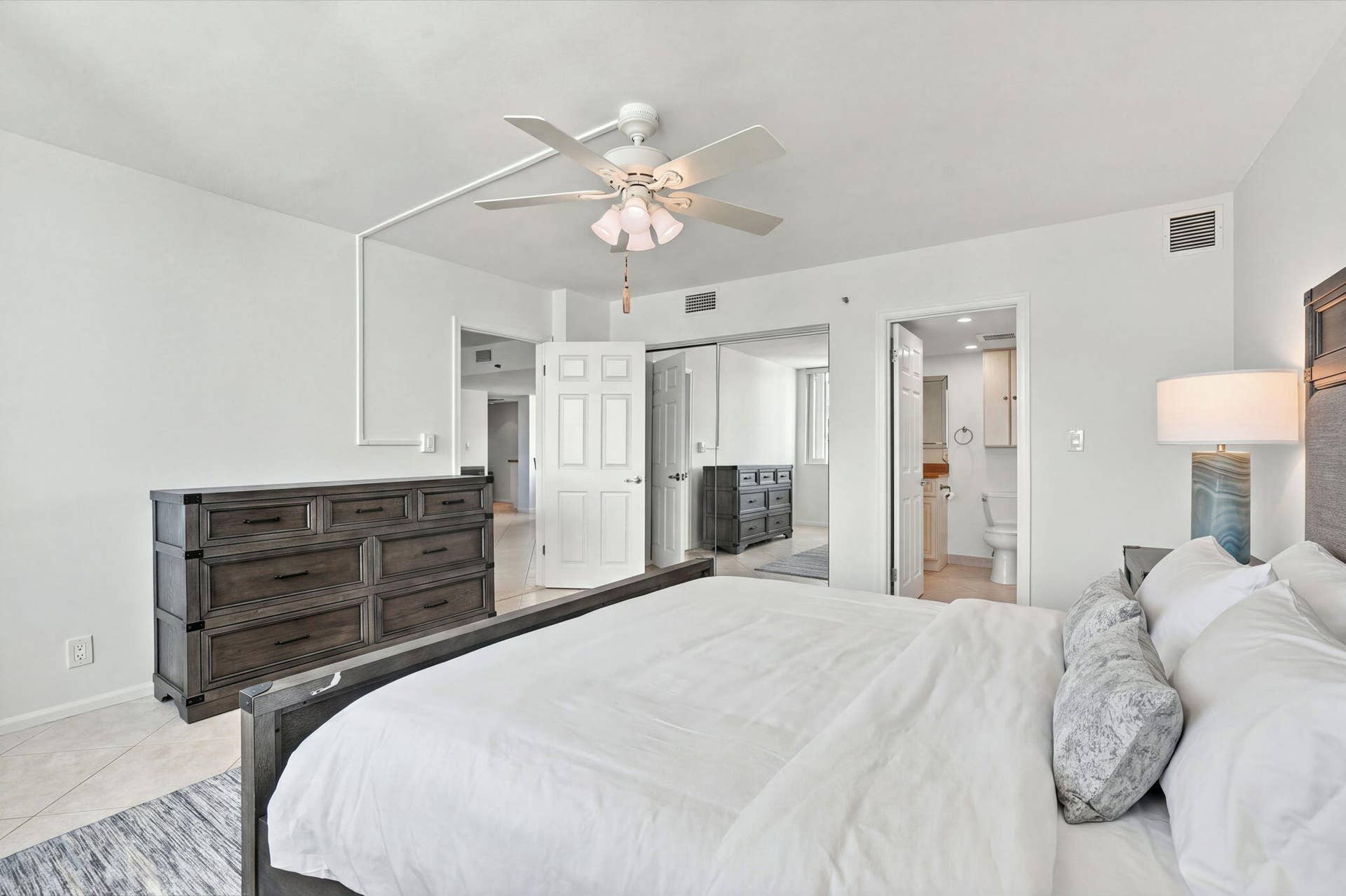 8200 Lakeshore Drive, #2020, Hypoluxo, FL 33462 secondarybedroomviewtobathanddoor