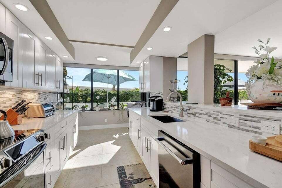 3590 S OCEAN Boulevard, #104, South Palm Beach, FL 33480 Kitchen