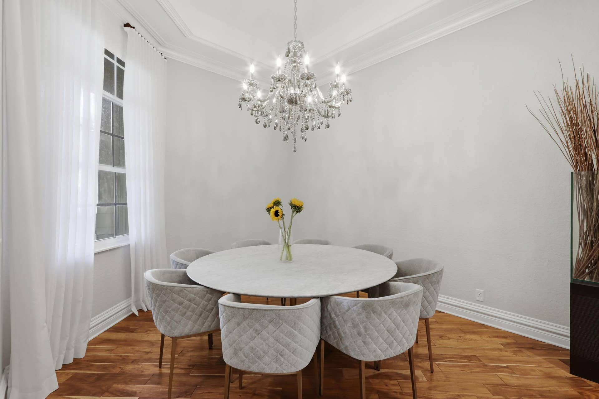 1580 VICTORIA ISLE Way, Weston, FL 33327 Tray ceiling featuring a crystal chandelier and wood-finish flooring