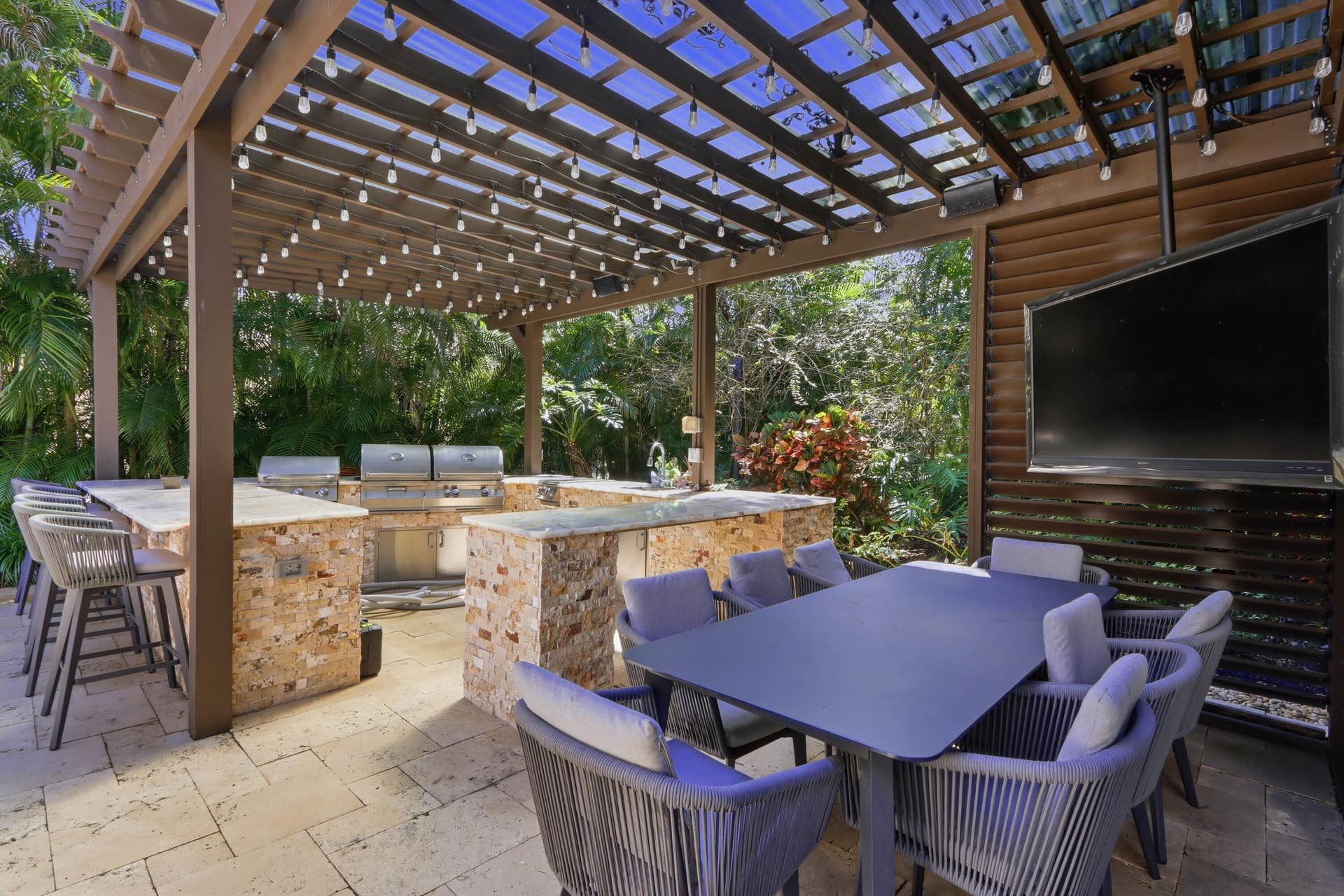 1580 VICTORIA ISLE Way, Weston, FL 33327 Outdoor Kitchen and Dining Area
