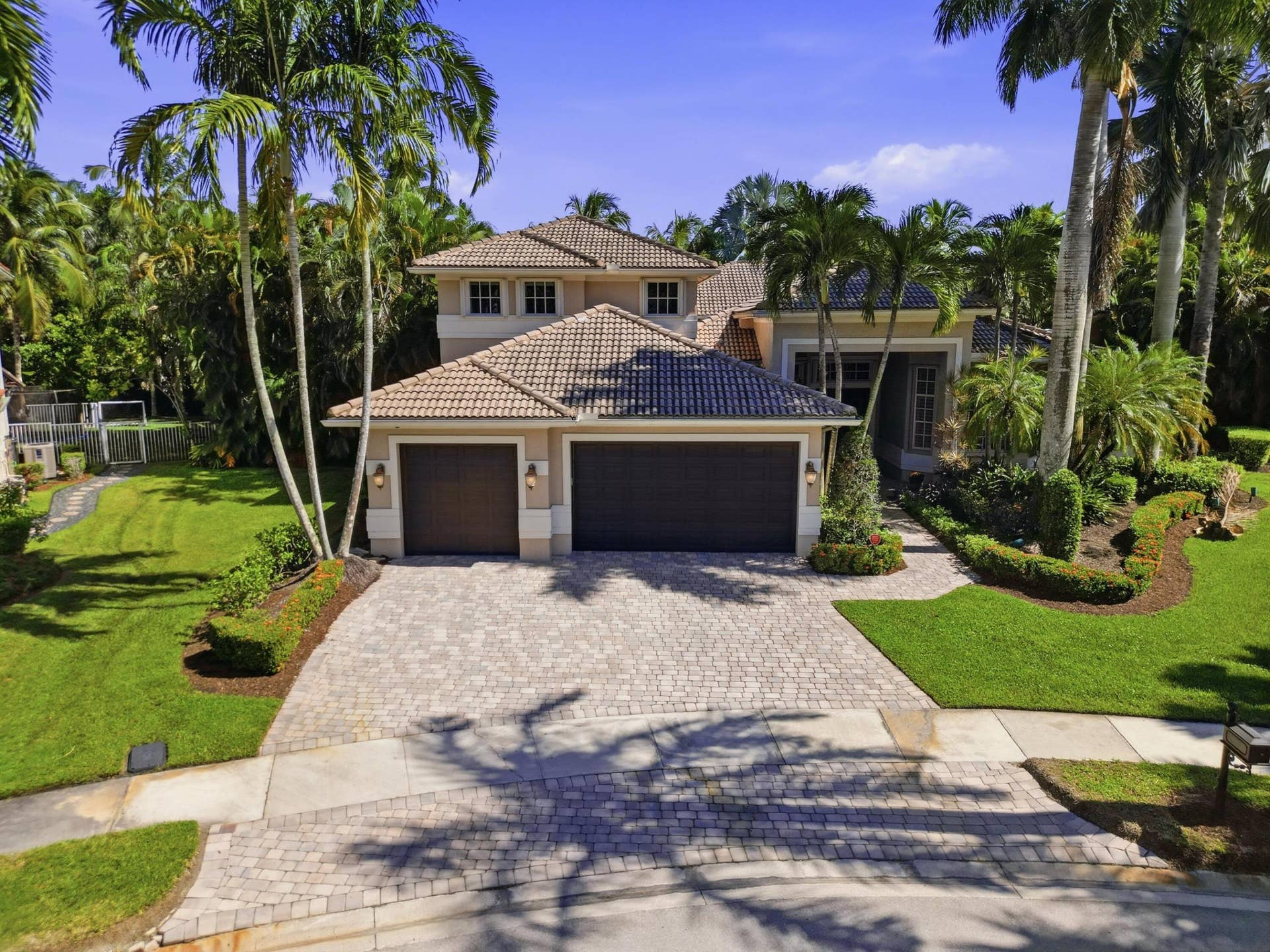 1580 VICTORIA ISLE Way, Weston, FL 33327 Two-story residence. The second floor has the 5th bedroom with a separate living area, ideal for an in-law suite.