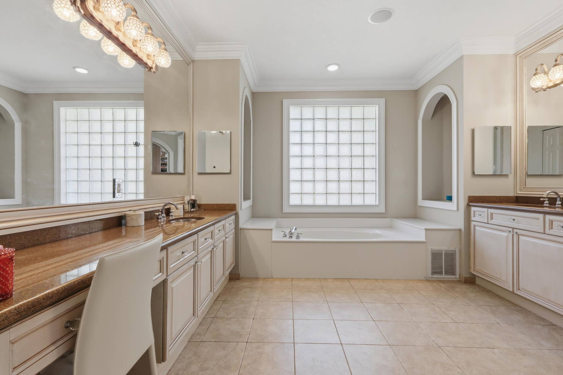 1580 VICTORIA ISLE Way, Weston, FL 33327 Master Bathroom