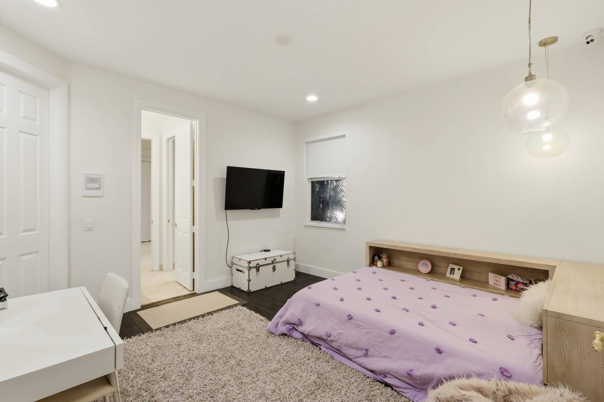 1580 VICTORIA ISLE Way, Weston, FL 33327 Room featuring wood-finish flooring, recessed lighting, and a dual-pendant glass light fixture