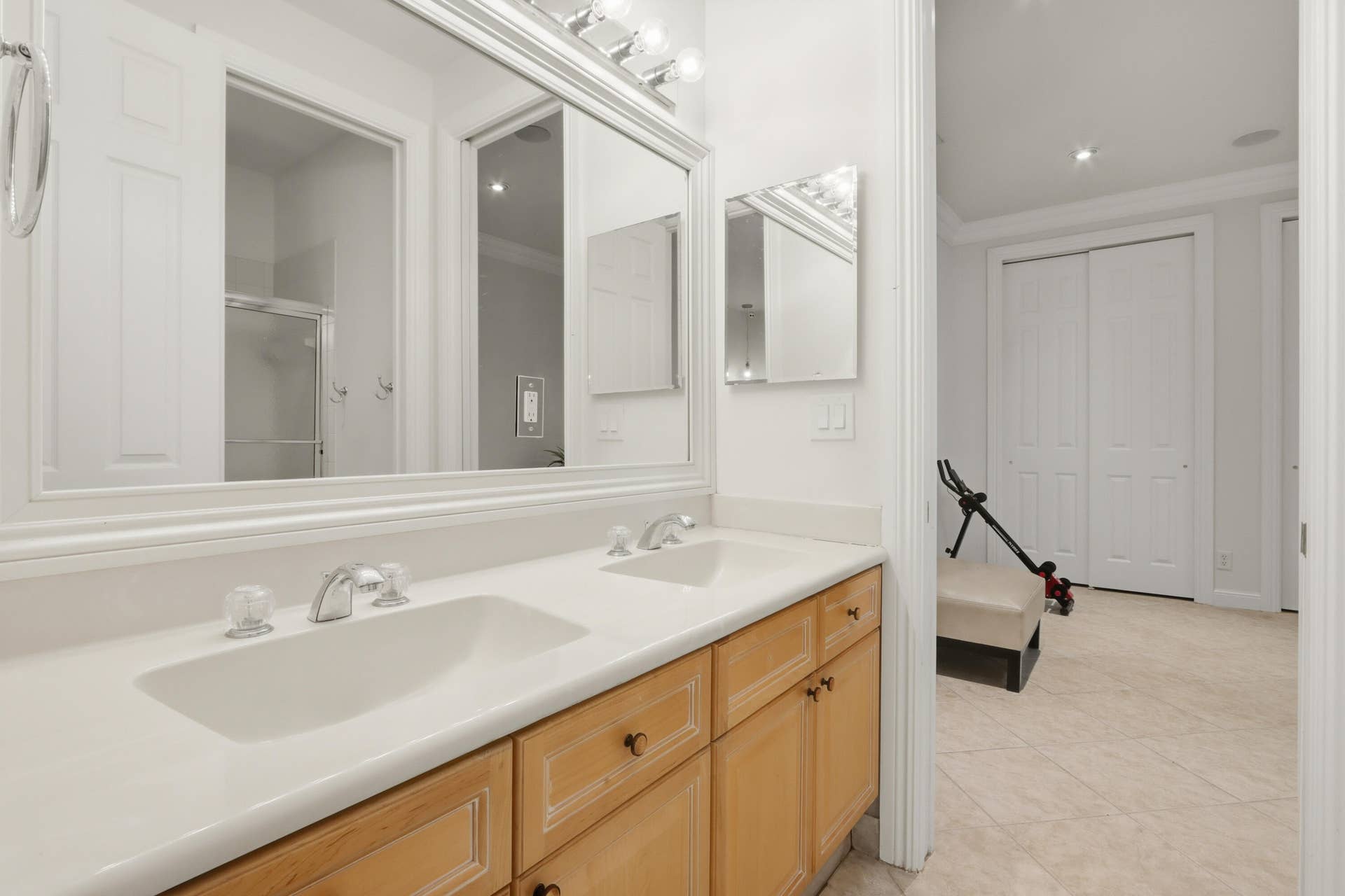 1580 VICTORIA ISLE Way, Weston, FL 33327 Jack & Jill Bathroom