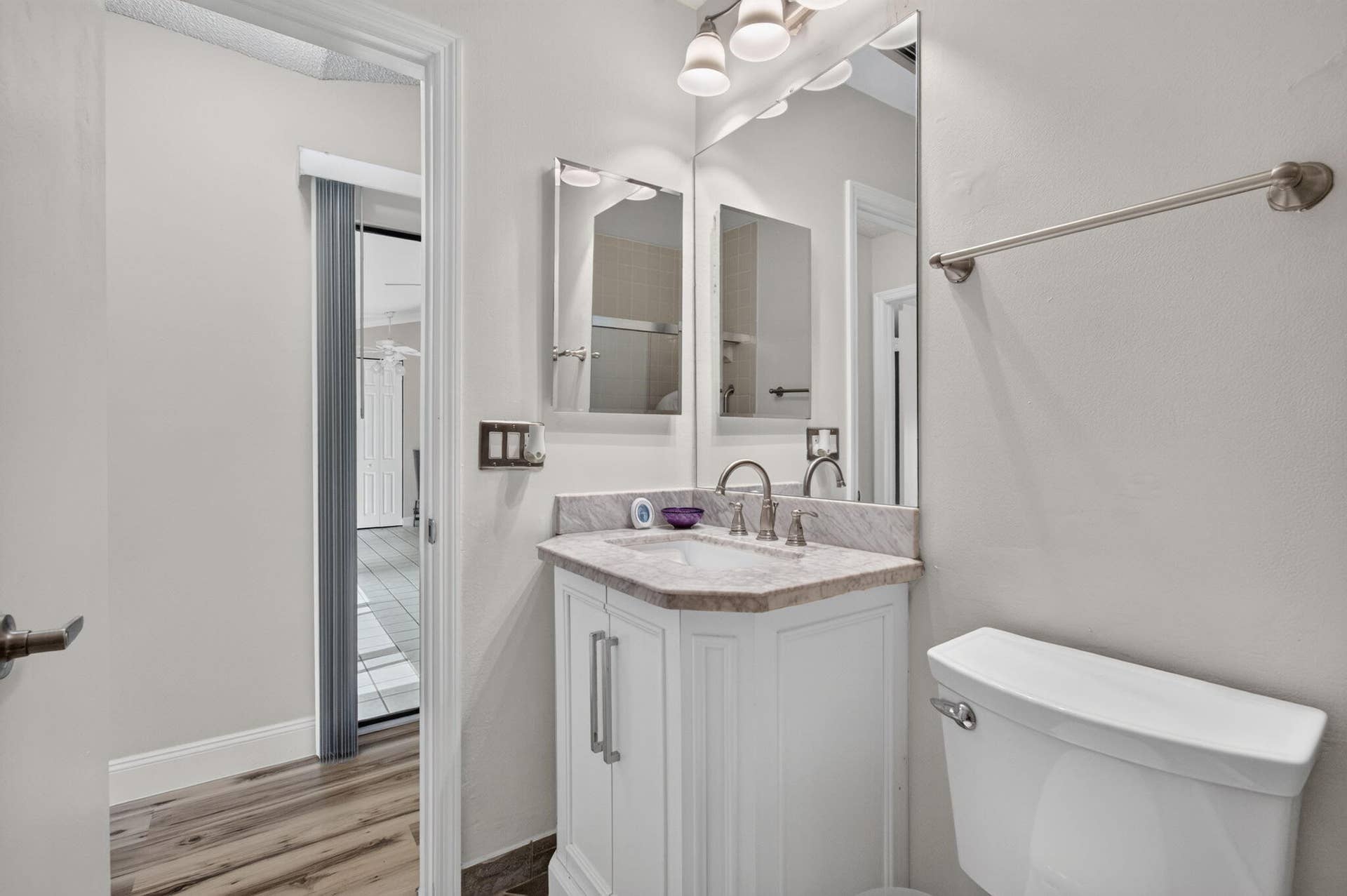 5887 PARKWALK Circle W, Boynton Beach, FL 33472 GUEST BATHROOM