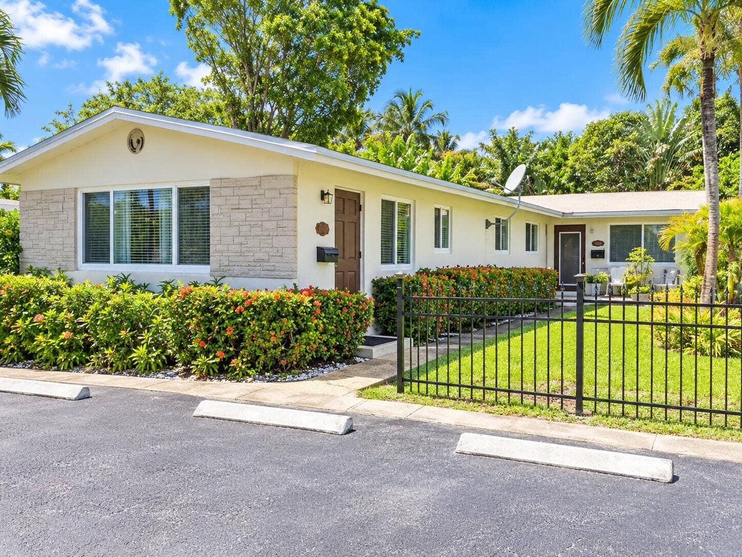 809 NE 16TH Street, Fort Lauderdale, Fort Lauderdale, FL 33304 Sunny Tropical Ranch-Style Home Exterior