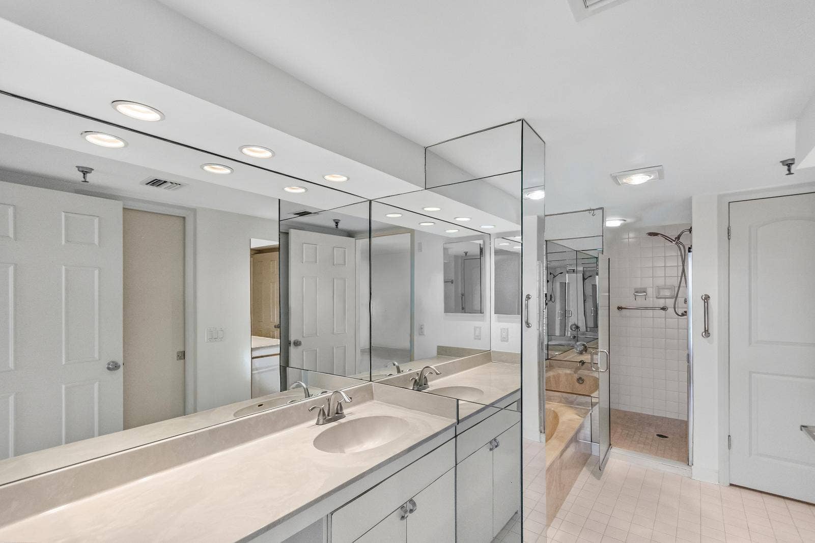 123 Lakeshore Drive, #1543, North Palm Beach, FL 33408 Primary Bathroom