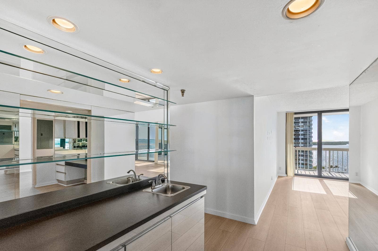 123 Lakeshore Drive, #1543, North Palm Beach, FL 33408 Wet Bar