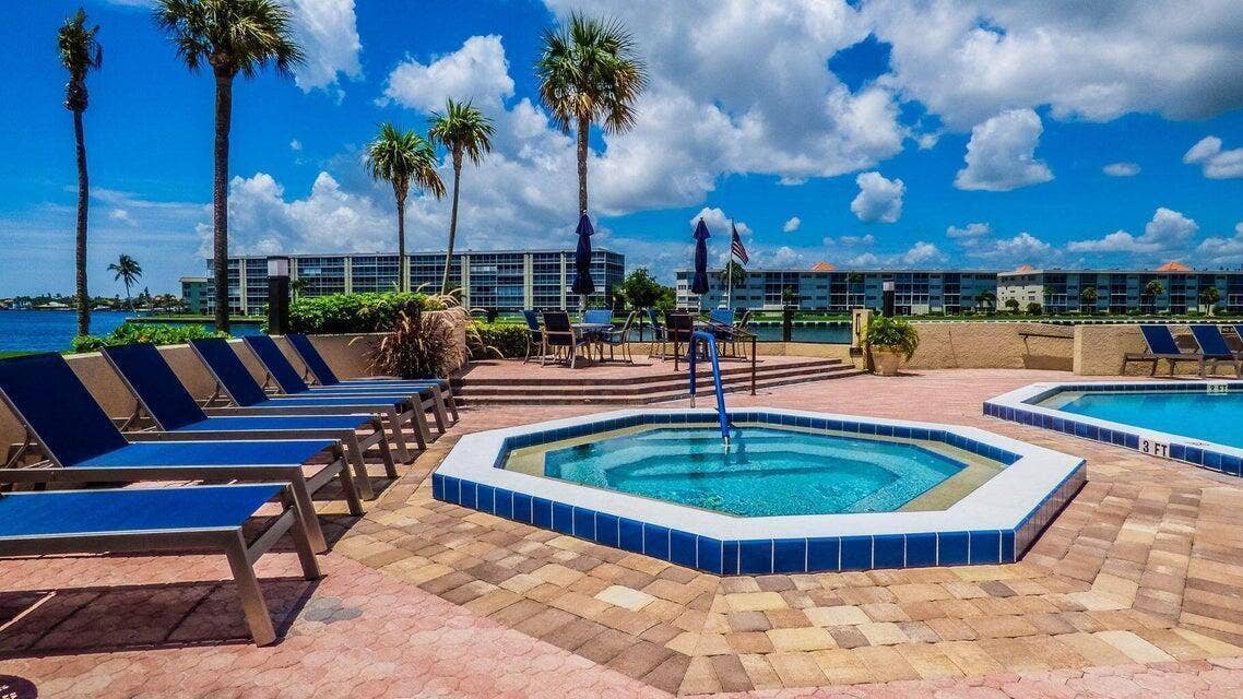 123 Lakeshore Drive, #1543, North Palm Beach, FL 33408 Hot Tub