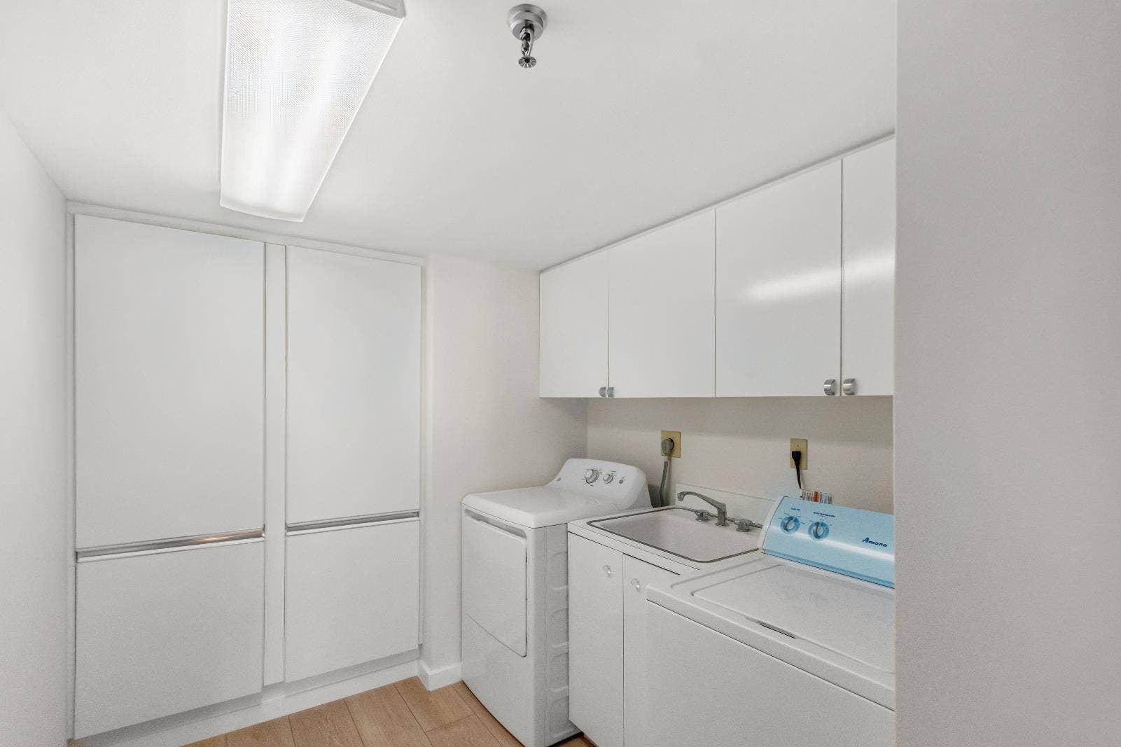 123 Lakeshore Drive, #1543, North Palm Beach, FL 33408 Full size washer and dryer