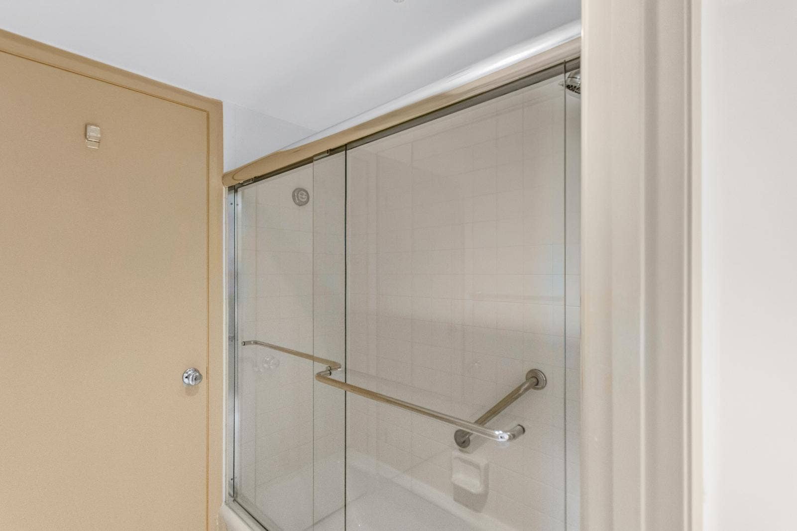 123 Lakeshore Drive, #1543, North Palm Beach, FL 33408 Guest Combo Tub/Shower
