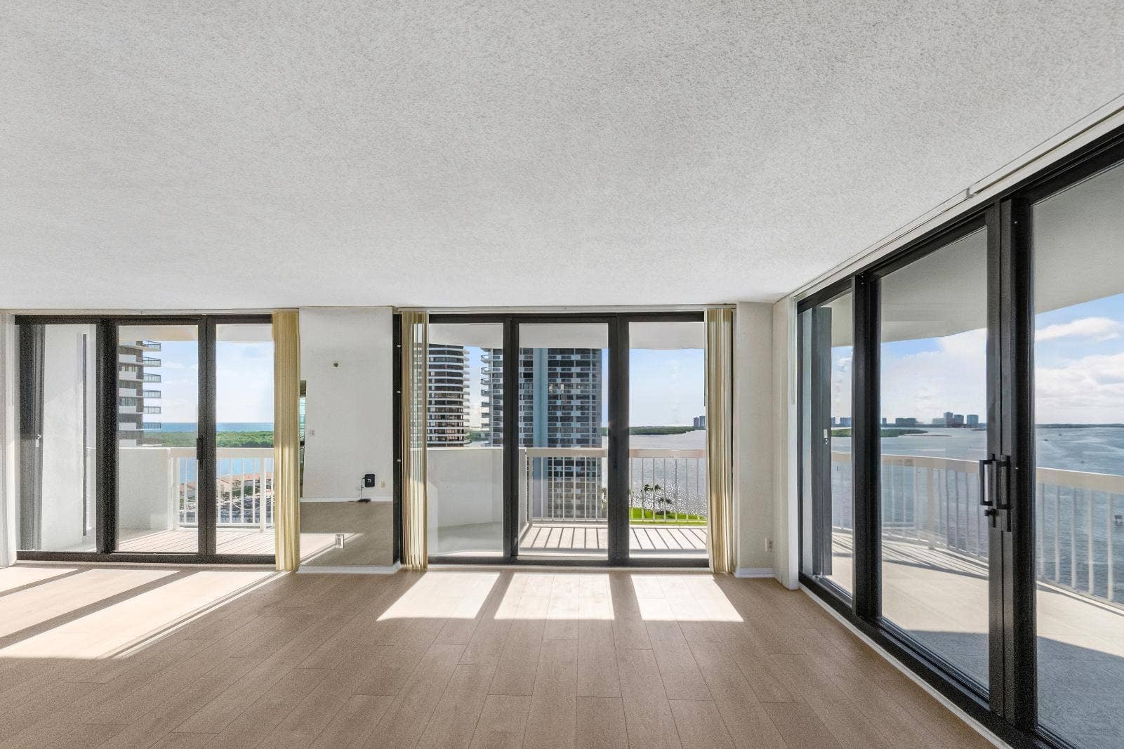 123 Lakeshore Drive, #1543, North Palm Beach, FL 33408 Living Room