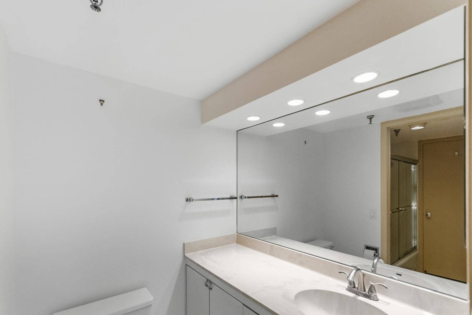 123 Lakeshore Drive, #1543, North Palm Beach, FL 33408 2nd Guest Bathroom