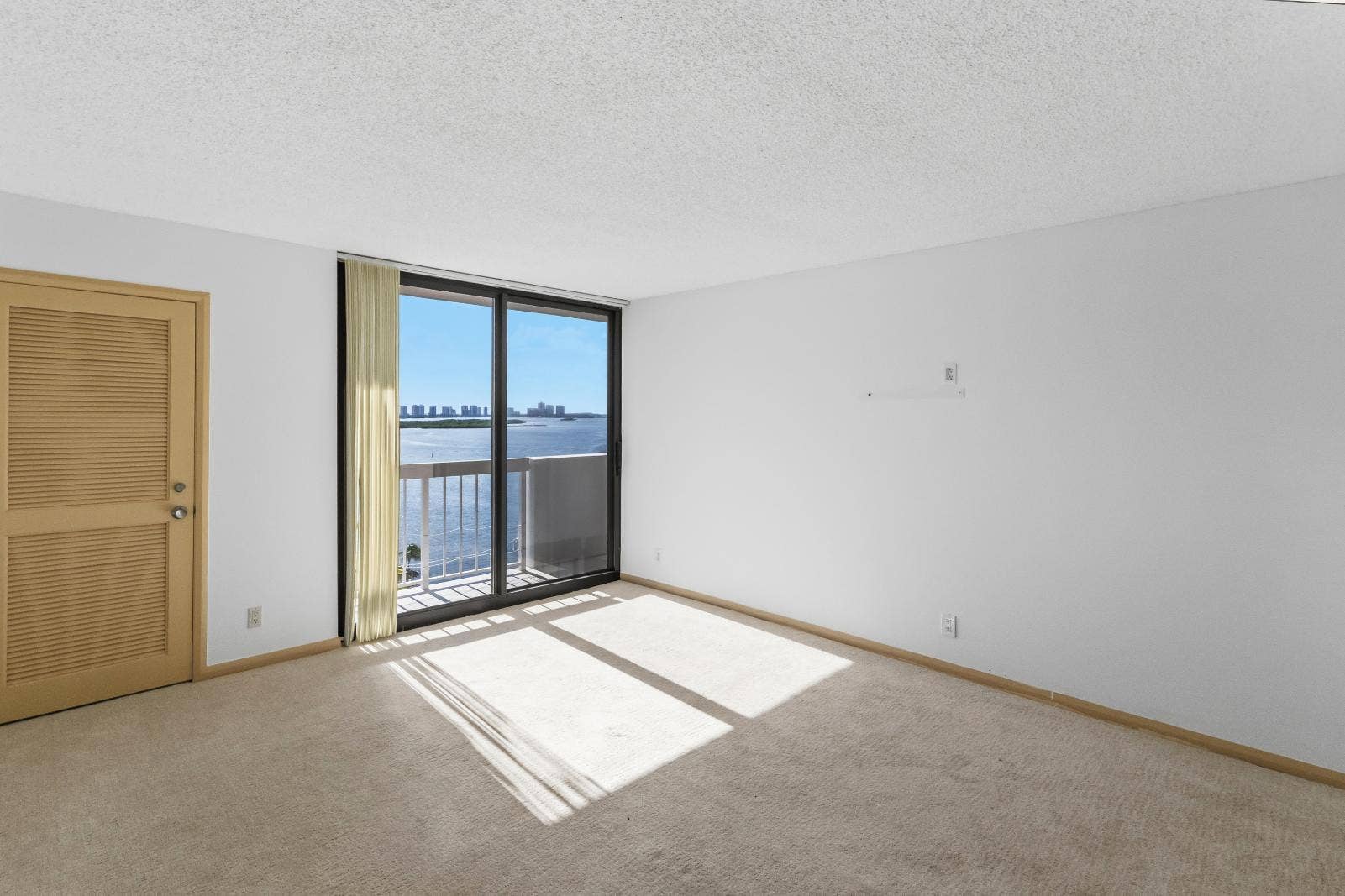 123 Lakeshore Drive, #1543, North Palm Beach, FL 33408 Guest Bedroom